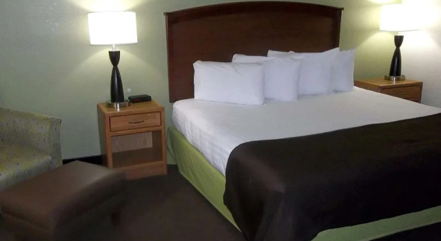 Номер AmericInn by Wyndham Grand Rapids