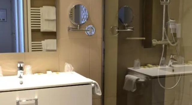 Четырёхместный номер Standard Logis Hôtel Restaurant LE MONARQUE 30 Parking Vélos Sécurisé