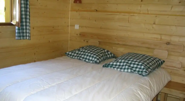 Wooden Chalet Close to Lake, Rezerwuj Chalet Le Syndicat Great Eastern Region