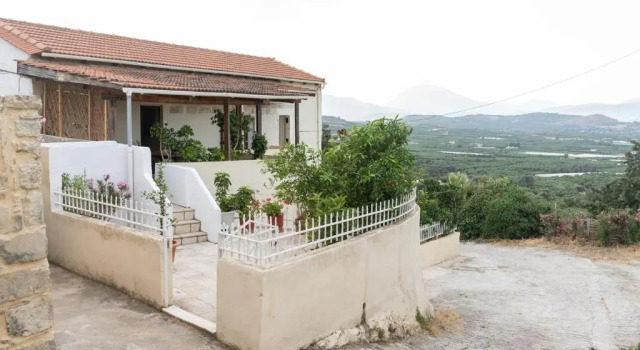 Коттедж с 2 комнатами Serenity View - traditional village apartment