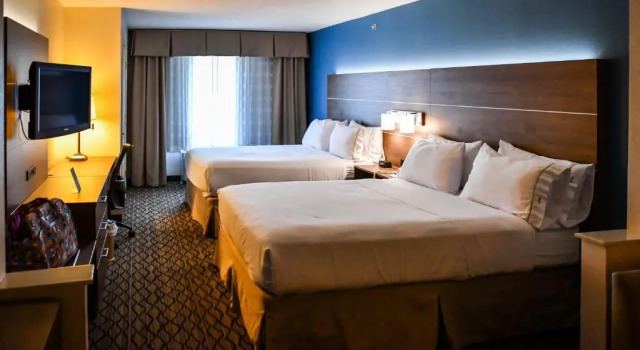 Четырёхместный люкс Holiday Inn Express Hotel & Suites - Concord by IHG