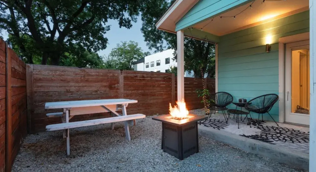Upstay Entertainment Hub w Games & Outdoor Firepit, Забронировать Дом для отпуска Коттеджи Остина, рядом с Boggy Creek Park, Коттедж