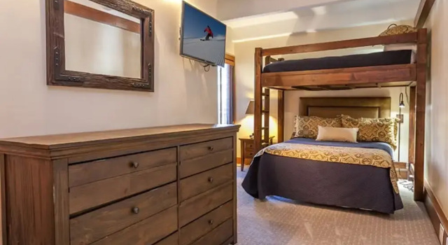Cozy 2BR Condo in Lionshead Village - Just Steps From Gondola!