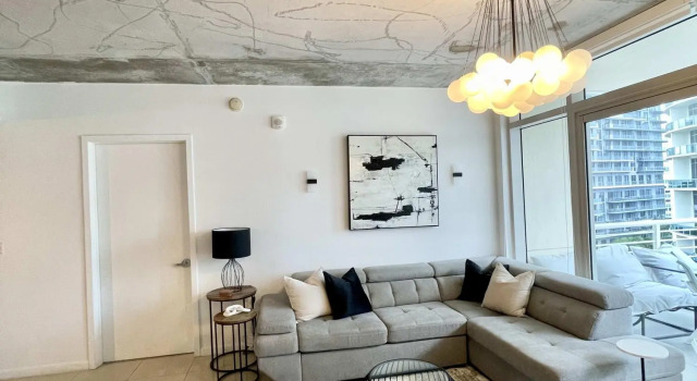 City Condo - In Midtown with pool and parking