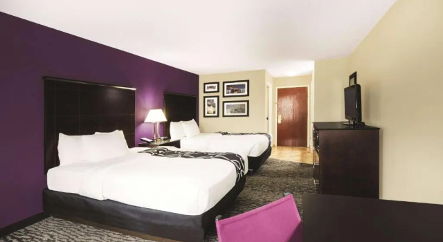 Четырёхместный номер Deluxe La Quinta Inn & Suites by Wyndham Louisville East