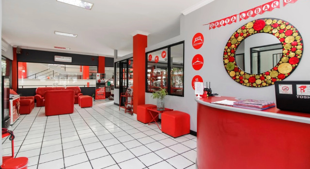 RedDoorz Plus near RS Fatmawati 2