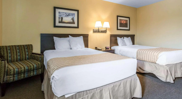 Четырёхместный люкс Suburban Studios Near Camp Lejeune