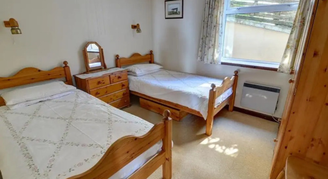 Ground-floor Apartment in Detached House set on 350-m Site