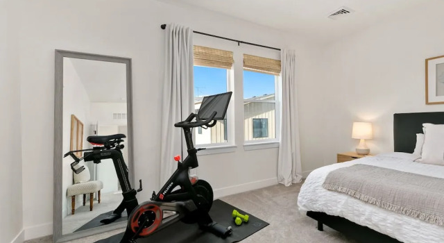 Coastal Chic Home near New Belgium & Old Town FC, Забронировать Дом для отпуска Отели Форт-Коллинс с парковкой, рядом с Global Village Museum of Arts and Cultures, Парковка