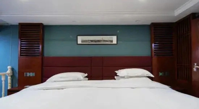 Четырёхместный люкс Business Rong Yi Hotel