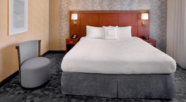 Двухместный люкс c 1 комнатой Courtyard By Marriott Hartford Windsor Airport