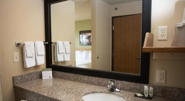 Четырёхместный номер Standard AmericInn by Wyndham Pampa Event Center