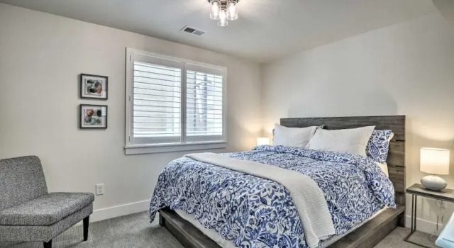 NEW! Chic Abode: Downtown Fort Collins, Забронировать Отель Форт-Коллинс Колорадо, рядом с Global Village Museum of Arts and Cultures