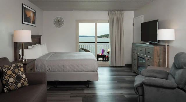 Двухместный номер Standard с балконом и с видом на озеро Harbor Shores on Lake Geneva