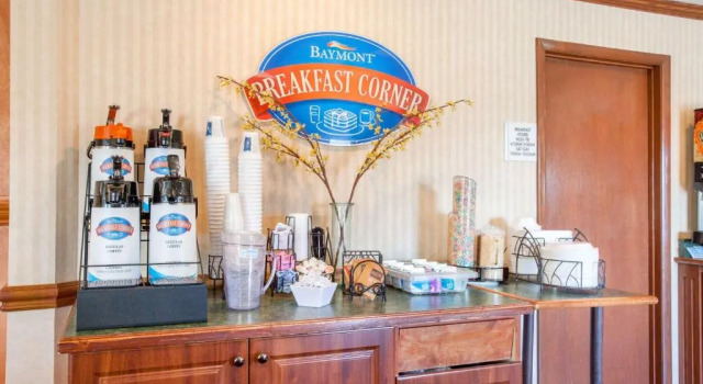 Четырёхместный номер Standard Baymont by Wyndham Detroit/Roseville