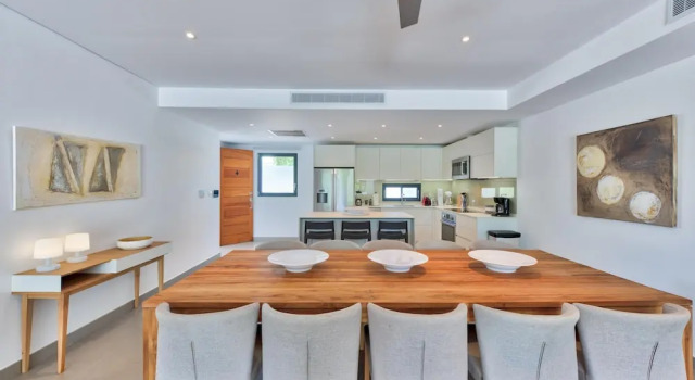 Contemporary Condo, Walk to Beach, Shops, Restaurants, AC, Free Wifi, Pool, Book Hotel Hoteller i Maho med pool, Swimmingpool