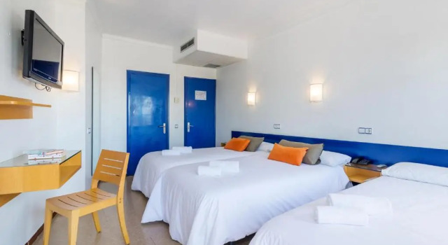 Трёхместный номер Standard Hotel & Diving Les Illes