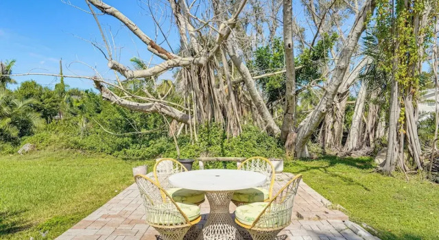 Коттедж Coastal Escape w/ Yard Near Anna Maria Island