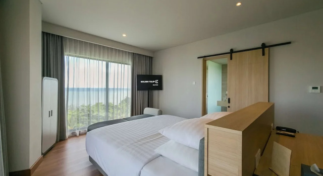 Двухместный люкс Business с балконом Golden Tulip Essential Belitung