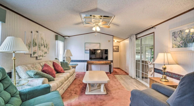 Peaceful Canal-front Retreat w/ Boathouse!, 预订 酒店 Eustis 佛罗里达州