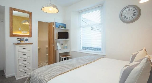 Lindholme Guest House, Забронировать Гостевой дом Отели Тенби с завтраком, рядом с Ocean Commotion, Завтраки