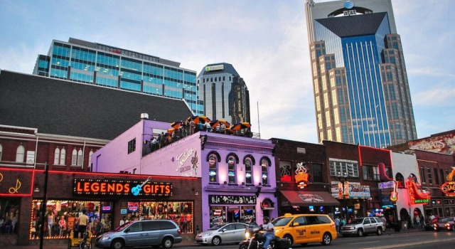 Honky Tonk Luxury 2BR/2BATH - Fast WIFI - Work Area - Free Parking! (CH2)