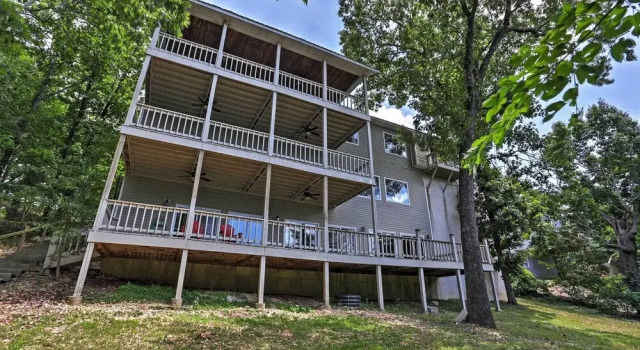 Pool, Games & Basketball Court! Branson Getaway