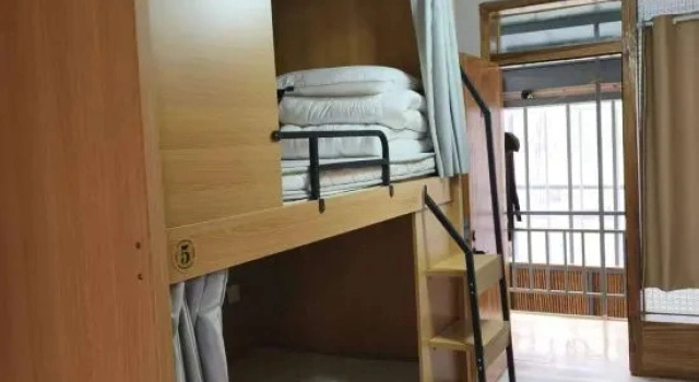 Кровать в общем номере (мужской номер) Ming Youji Hostel