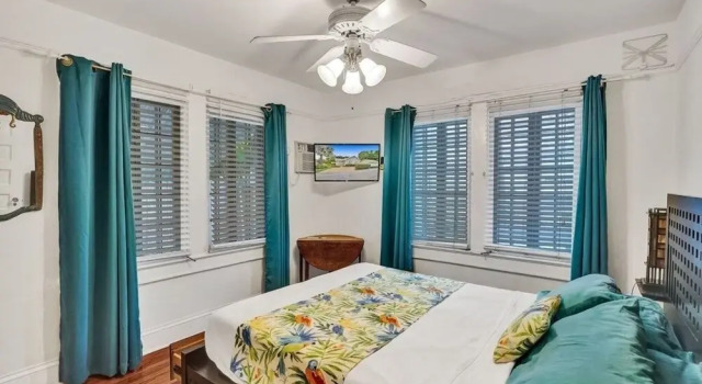 Walk To Las Olas Blvd-heated Private Pool/hot Tub 2 Bedroom Home by Redawning, Забронировать Отель Отели Форт-Лодердейл с парковкой, Парковка