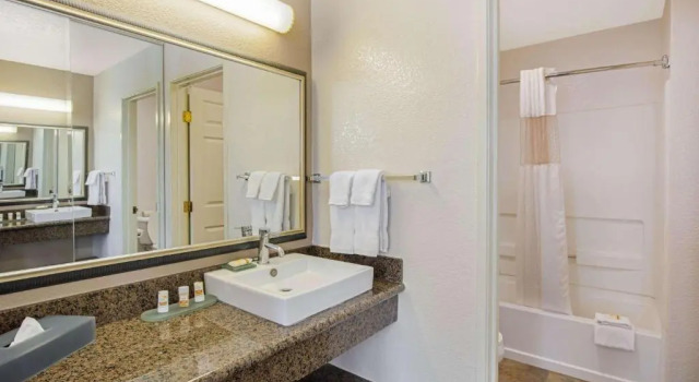 Двухместный люкс Deluxe La Quinta by Wyndham Las Vegas RedRock/Summerlin