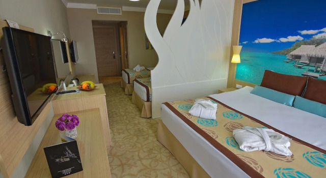 Четырёхместный номер Standard с балконом и с видом на горы Hotel Izgrev Spa & Aquapark