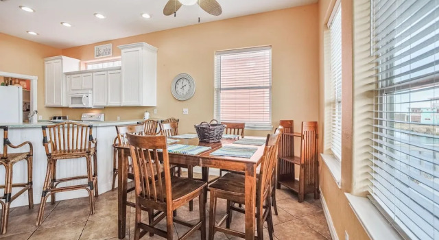 Коттедж Villa Laguna - Pet Friendly Beach Gear Credit Included
