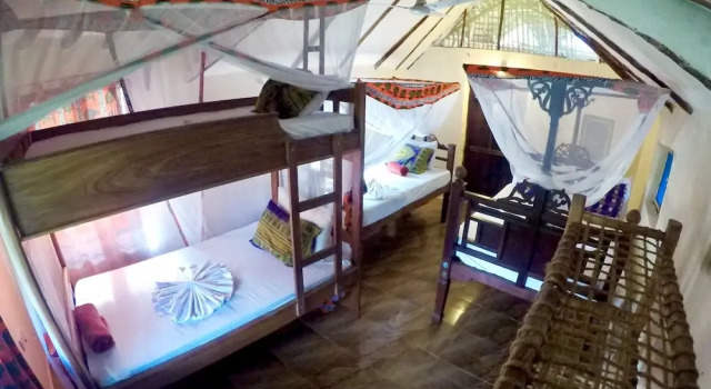 Кровать в общем номере Karanga Bungalows