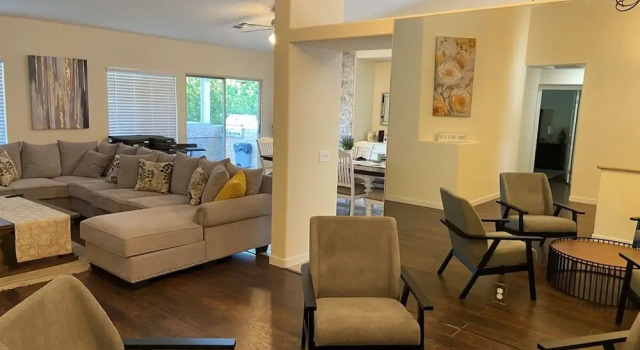 Stunning 5 Star Home Retreat Private Pool Spa BBQ 4 BR