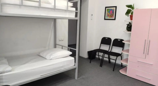 Кровать в общем номере Jules Verne Hostel