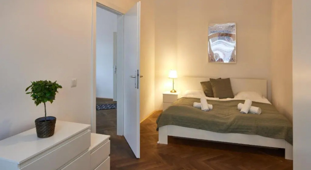 Апартаменты Beautiful Restored - Close To Metro - II
