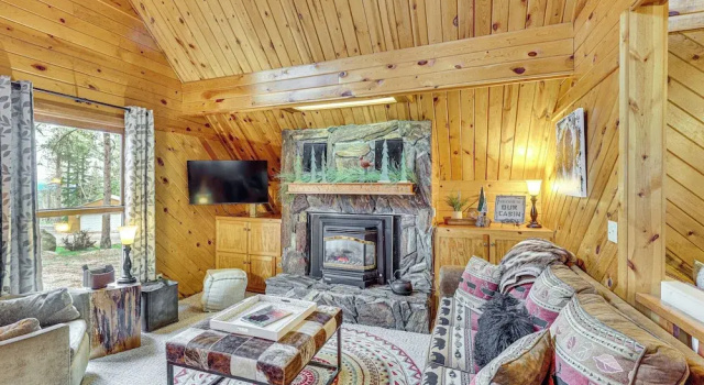 Hot Tub + Arcade Table: Spacious Retreat in Lead
