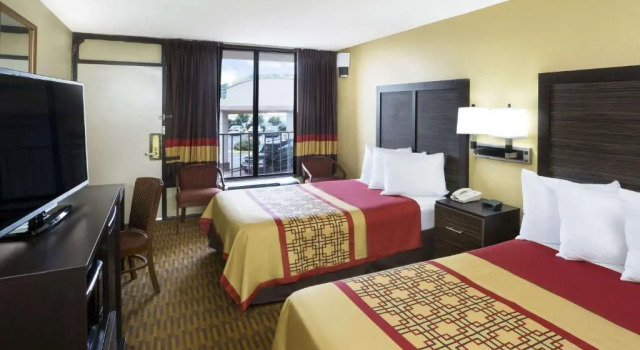 Четырёхместный номер Standard Days Inn by Wyndham Columbus-North Fort Moore