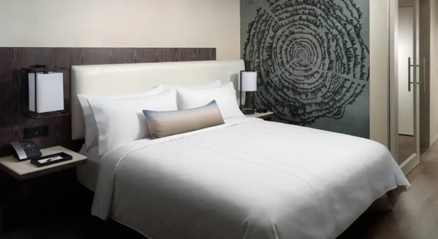 Двухместный номер Standard с балконом и с видом на бассейн Atlanta Airport Marriott