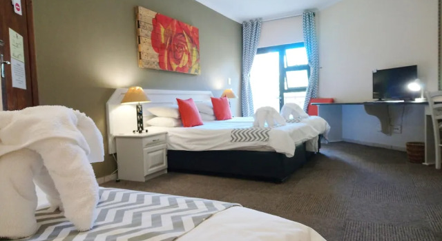 Трёхместный номер Standard с балконом Elephant Lake Hotel