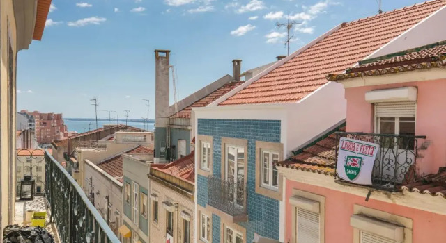 Апартаменты LovelyStay - Sunny flat w/ balcony overseeing Graca and River
