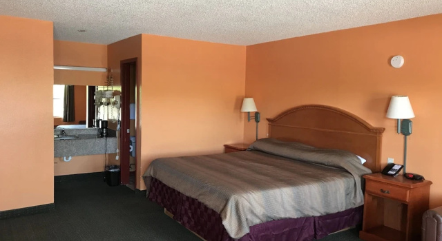 Четырёхместный номер Standard American Inn Cleburne