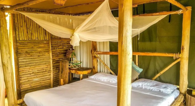 Тент с видом на озеро Living Waters Resort