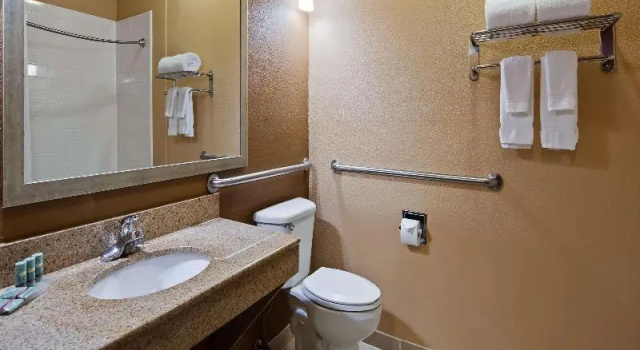 Четырёхместный номер Standard Best Western Granbury Inn & Suites