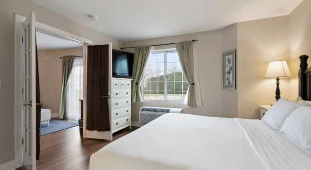 Люкс с видом на озеро Charlevoix Inn & Suites SureStay Collection by Best Western