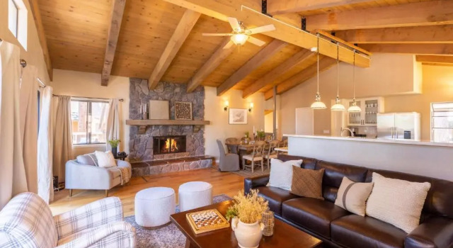 Lodgepole by Avantstay Spacious Retreat, 5 Mins From Lake Tahoe + Incline Village, Забронировать Дом для отпуска Виллы Инклайн-Виллидж, рядом с Lodgepole Quad, Вилла