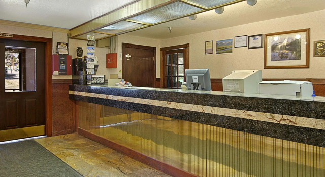 Кровать в общем номере SureStay Plus Hotel by Best Western Mammoth Lakes