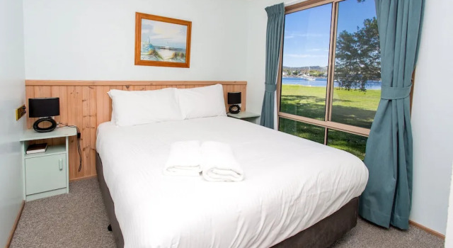 Семейный номер Standard с 2 комнатами с балконом и с видом на залив BIG4 Batemans Bay at Easts Riverside Holiday Park