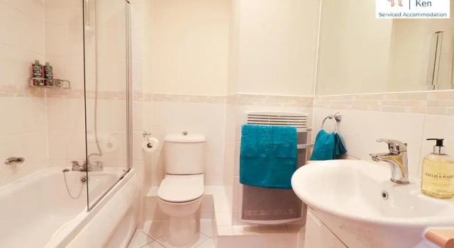 Апартаменты GREAT VALUE, 2 Bedroom Penthouse Apt at Angel & Ken Serviced Accommodation Woking