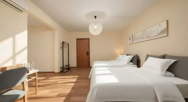 Люкс Luxury Jianju Zero Distance Li River Homestay (Guilin High-Speed Railway North Station Store)